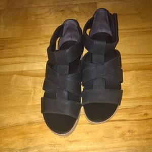 Black, Dr. Scholl’s sandals. Women’s size 9. They look like a chalkboard black.